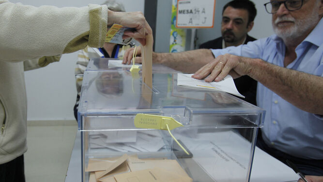 Votación en un colegio electoral andaluz