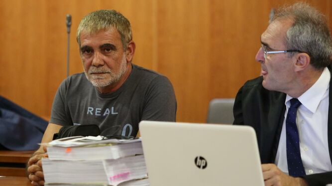 El marido de Lucía Garrido, a la izquierda, durante el juicio.