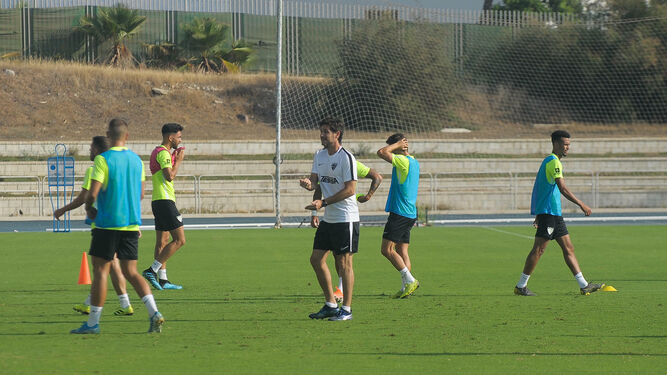 Víctor da indicaciones en un entrenamiento del Málaga CF.