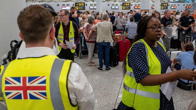 Empleados del gobierno británico atienden hoy a pasajeros afectados en el aeropuerto de Palma de Mallorca.