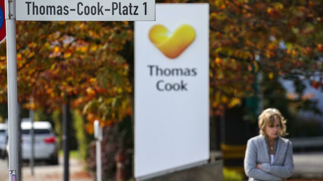 Una mujer preocupada pasa por la sede de Thomas Cook en Alemania