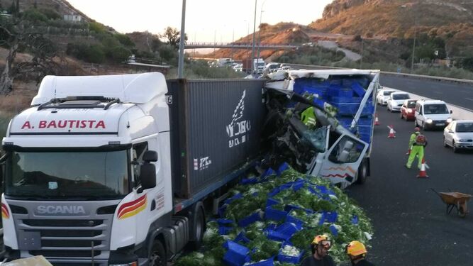 Un accidente  entre dos camiones en la A7 sentido Torremolinos causa 13 kil&oacute;metros de retenci&oacute;n