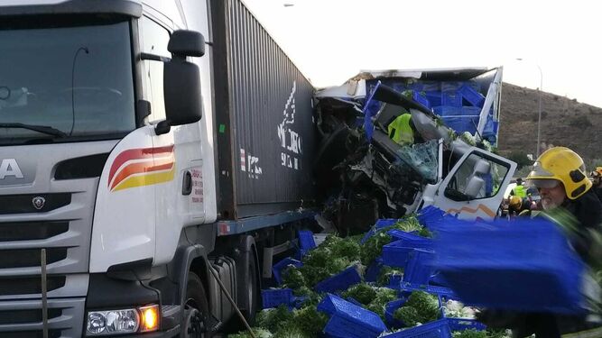 Un accidente  entre dos camiones en la A7 sentido Torremolinos causa 13 kilómetros de retención