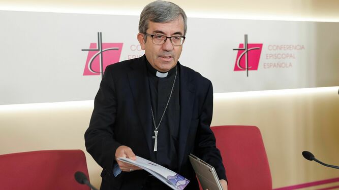 El secretario general y portavoz de la Conferencia Episcopal Española (CEE) y obispo auxiliar de Valladolid, Luis Argüello, este jueves en rueda de prensa en Madrid.