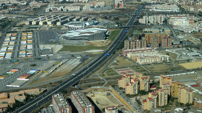 Vista aérea del Cortijo de Torres, a la izquierda de la imagen, junto al Palacio de Ferias.