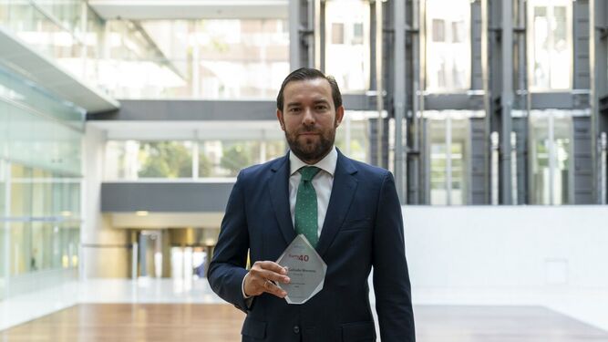 Luis Collado, con la placa que acredita el reconocimiento como uno de los mejores abogados de menos de 40 años.