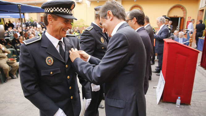 Imagen de archivo de Carlos Gómez-Cambronero colocando una distinción a un policía local.