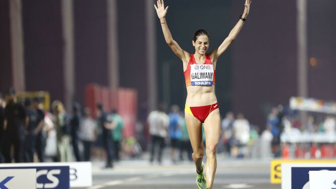 La española Marta Galimany levanta los brazos tras finalizar la prueba de maratón