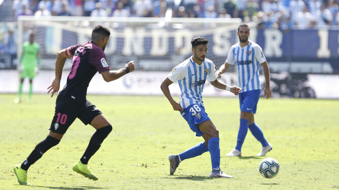 Antoñín, en un lance del Málaga-Sporting.