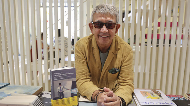 Guillermo Busutil (Granada, 1961), fotografiado en la librería del Museo Carmen Thyssen antes de la entrevista.