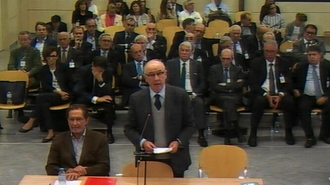 Captura de la señal institucional de vídeo de la Audiencia Nacional, del ex presidente de Bankia Rodrigo Rato, ayer en su derecho a la última palabra en el juicio.