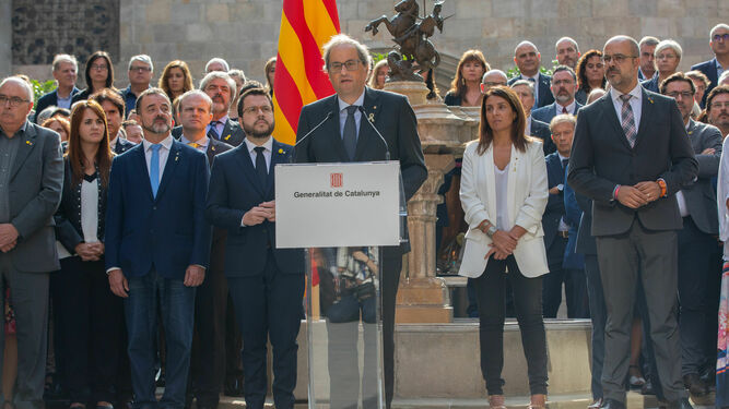 El president de la Generalitat de Catalunya, Quim Torra, durante su intervención en el acto Compromís del Primer d'Octubre, junto a otros miembros del Govern, en Barcelona.