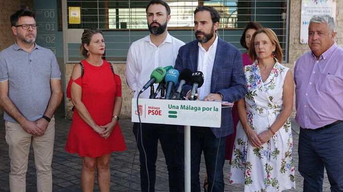 Daniel Pérez, acompañado de varios concejales del PSOE, valora el caso Promálaga.
