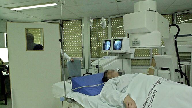 Un paciente se somete a una litotricia en una imagen de archivo.