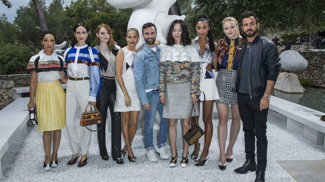 Alicia Vikander, Jennifer Connelly, Justin Theroux y Chloë Grace Moretz, entre otras 'celebrities', con Nicolas Ghesquière, creativo de Vuitton.