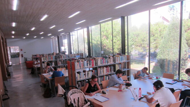 La Biblioteca Pública Municipal Manuel Altolaguirre, en la Cruz de Humilladero.