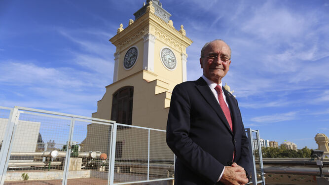 Francisco de la Torre posa junto al reloj de la Casona del Parque.