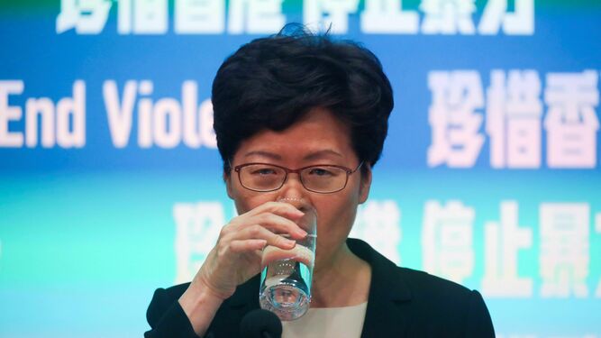 La jefa del Gobierno de Hong Kong, Carrie Lam, bebe agua durante la conferencia de prensa.
