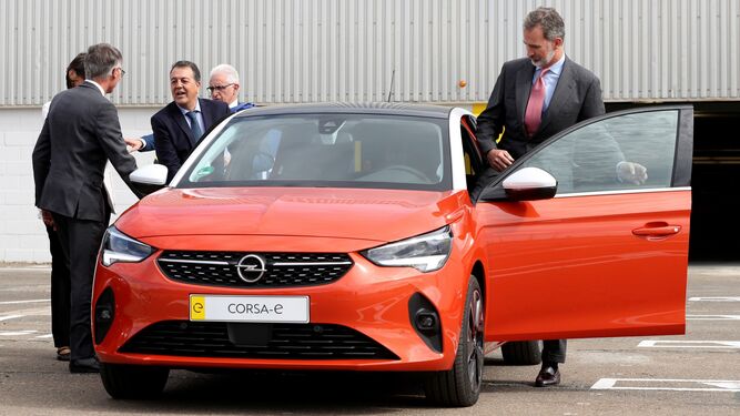 El Rey Felipe VI subiéndose al nuevo Opel Corsa-e de 2020.