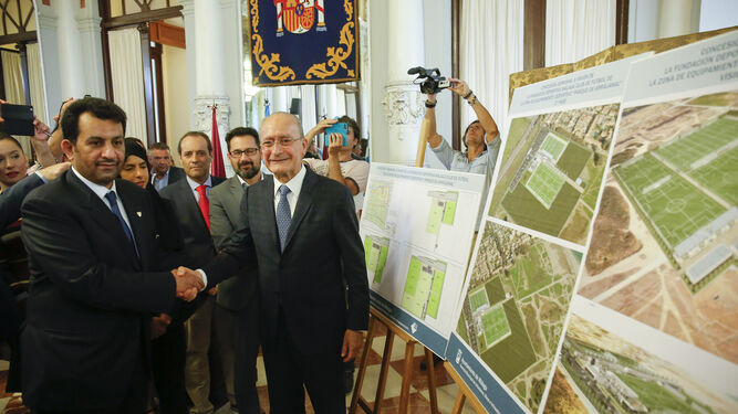 Al-Thani y De la Torre, en el Ayuntamiento junto a los planos de La Academia