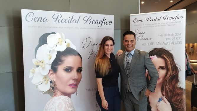 La cantante Diana Navarro y el director del Hotel Málaga Palacio, Jorge González, en la presentación de la Cena Recital Benéfico.