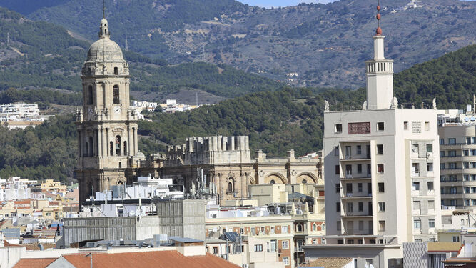 La torre de La Equitativa, a la derecha de la imagen, y la torre de la Catedral de Málaga, a la izquierda.
