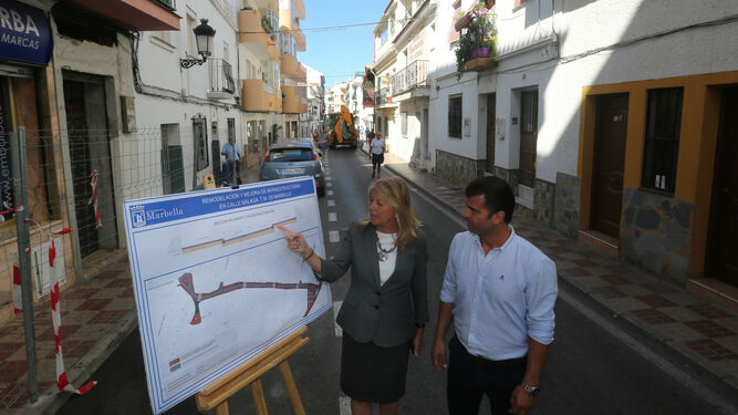 La alcaldesa de Marbella, Ángeles Muñoz, visita las obras en calle Málaga.