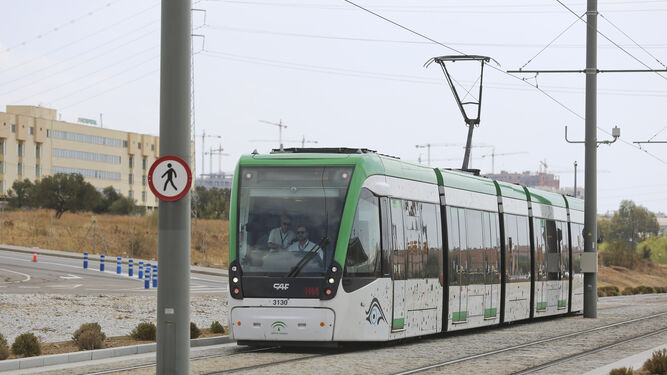 Uno de los trenes del Metro de Málaga circula por el tramo en superficie de la Universidad.