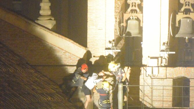 Bomberos y policías evitan que un hombre se lance desde el tejado de la Iglesia del Carmen