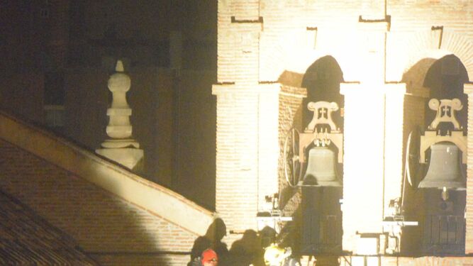 Rescate del hombre que se subió al tejado de la Iglesia del Carmen