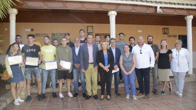 Entrega de diplomas a los alumnos de la escuela taller sobre huertos ecológicos en Torremolinos.