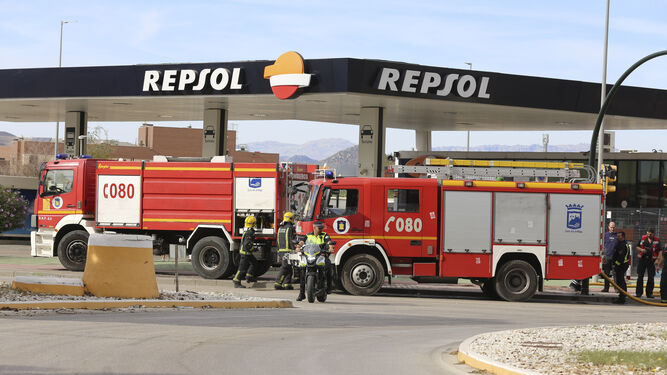 Fotos del incendio de varios veh&iacute;culos en un aparcamiento de caravanas del pol&iacute;gono Guadalhorce
