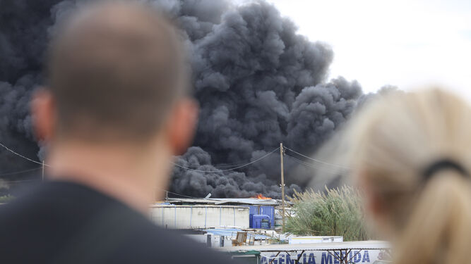 Fotos del incendio de varios veh&iacute;culos en un aparcamiento de caravanas del pol&iacute;gono Guadalhorce