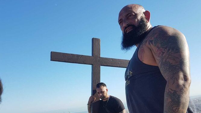 Jesús Rodríguez 'El Chule' y unos amigos colocando la cruz del Monte Coronado.