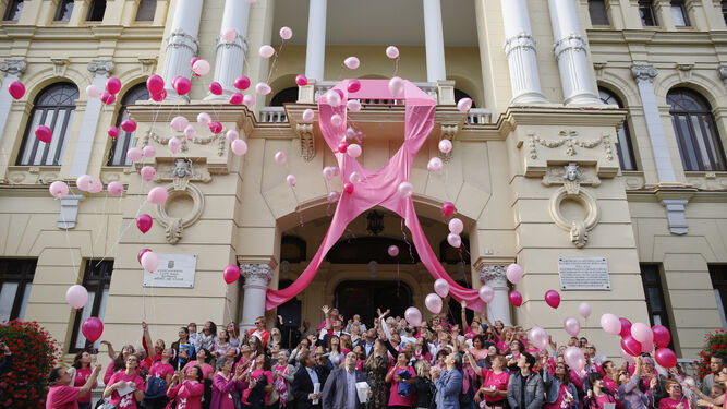 Suelta de globos para visibilizar la lucha contra el cáncer de mama.