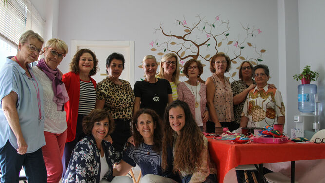 Socias de la Asociación de Mujeres Operadas de Cáncer de Mama, en su sede de la calle Jaboneros.