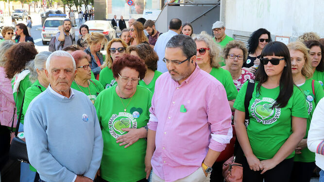 Familiares de Miguel Ángel Domínguez y su hija Maria, asesinados en Almonte, en una concentración ante los juzgados