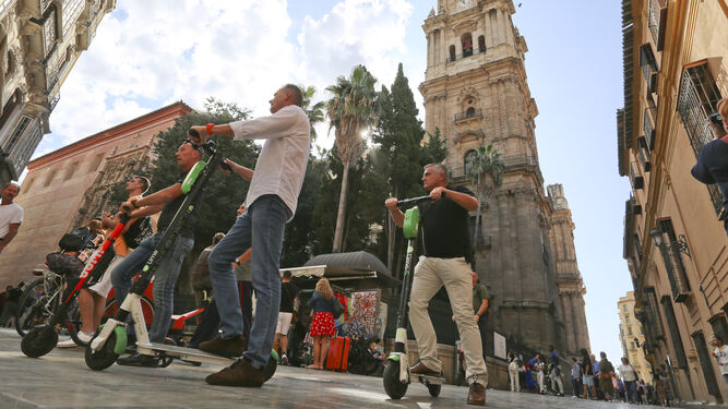 Un grupo de usuarios de patinetes circulando por el Centro histórico de Málaga.