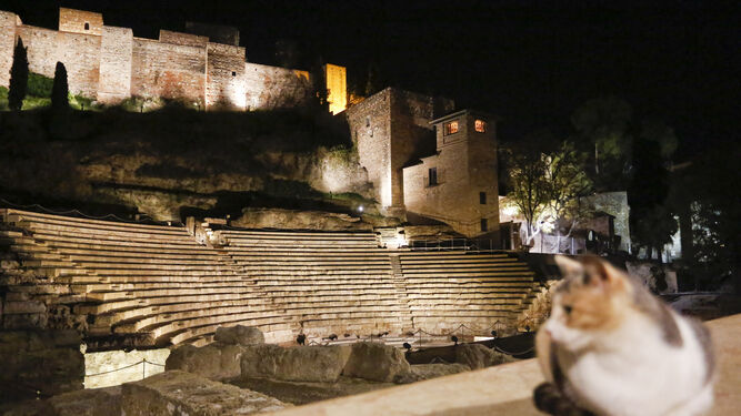 Estampa nocturna del Teatro Romano de Málaga, con la Alcazaba.