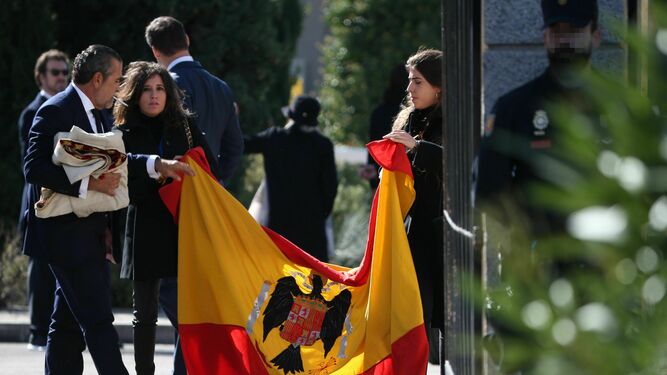 Familiares de Franco, con una bandera preconstitucional.