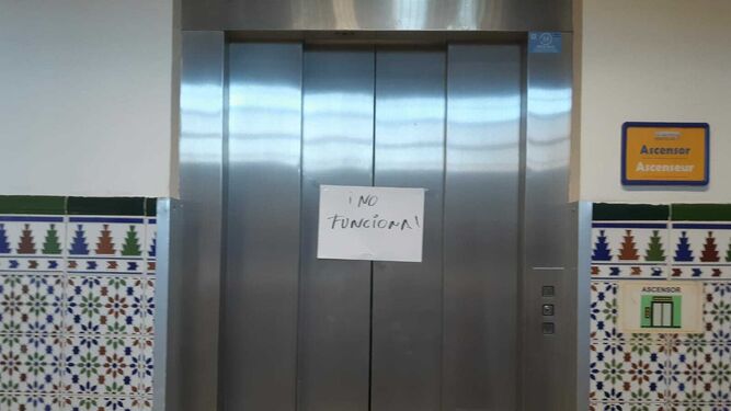 El cartel que indica que el ascensor del Victoria Kent no funciona