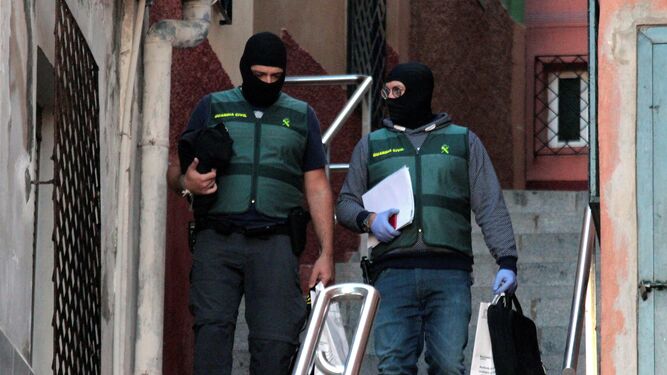 Dos guardias civiles durante la macrooperación contra el narcotráfico