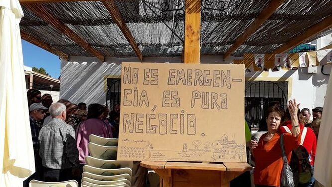 Los vecinos de Alcóntar se han concentrado contra los pozos de emergencia cuestionando su legalidad.