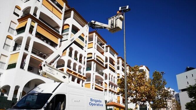 Trabajos para implantar el sistema de iluminación con luces led en Estepona