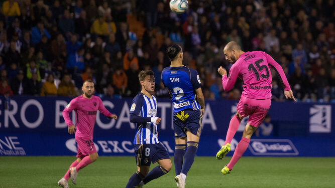 Mikel cabecea un balón durante el Ponferradina - Málaga CF