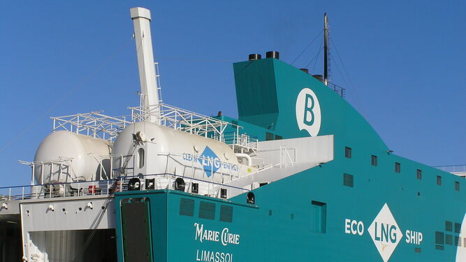 Depósitos de Gas Natural Licuado del ferry de Baleària 'Marie Curie' que en la actualidad cubre la ruta con Melilla.
