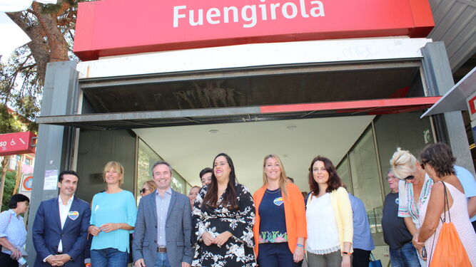 Los candidatos de Cs por Málaga Guillermo Díaz e Irene Rivera, en Fuengirola.