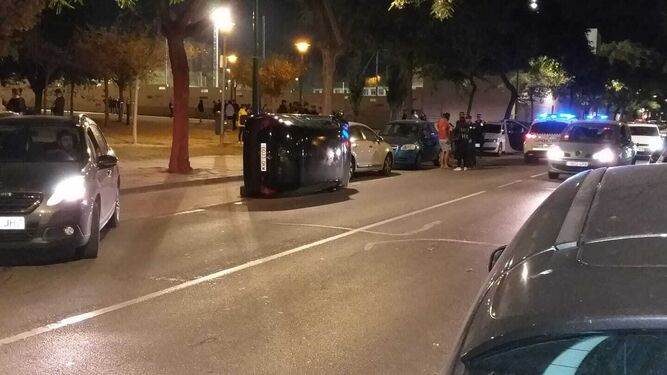 Un coche volcado en la calle en la pasada noche de Halloween en el distrito de Teatinos.