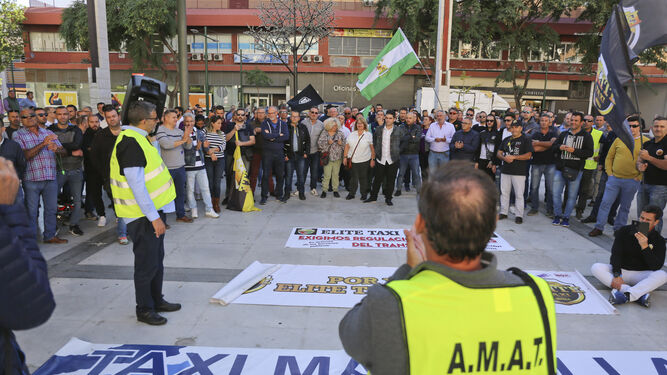 Protesta del taxi en la Delegación de Fomento en Málaga.