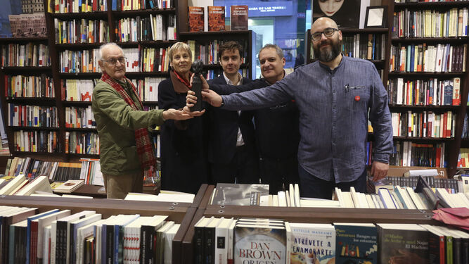 El equipo de Proteo, con Francisco Puche a la izquierda, recibió el año pasado el Premio Nacional Librería Cultural, concedido en 2017.